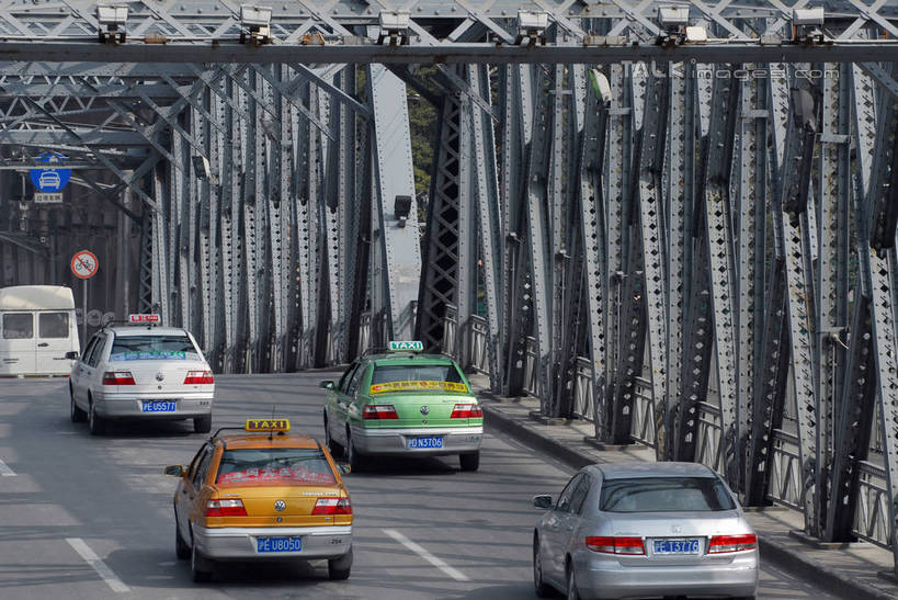 无人,横图,室外,白天,正面,旅游,度假,标志建筑,道路,地标,建筑,路,公路,出租车,汽车,上海,中国,亚洲,阴影,光线,影子,分界线,停车线,交通,娱乐,建设,车,阳光,交通工具,轿车,外滩,享受,休闲,旅游胜地,放松,车行道,车行道分界线,申,载具,的士,标线,计程车,浦西,苏州河,外白渡桥,东亚,车行线,上海市,中华人民共和国,沪,华东地区,马路,彩图,花园桥,威尔斯桥,shzxz1