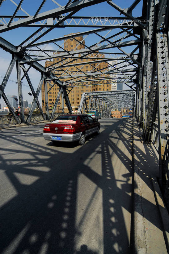 无人,高楼大厦,竖图,室外,白天,正面,度假,美景,城市风光,标志建筑,城市,大厦,道路,地标,建筑,路,摩天大楼,公路,出租车,汽车,上海,中国,亚洲,阴影,光线,影子,景观,云,云朵,分界线,停车线,交通,云彩,娱乐,建设,车,蓝色,白云,蓝天,天空,阳光,交通工具,轿车,外滩,天,享受,休闲,景色,放松,晴朗,车行道,车行道分界线,申,载具,的士,标线,计程车,浦西,苏州河,外白渡桥,东亚,车行线,上海市,中华人民共和国,沪,华东地区,晴空,马路,彩图,大楼,高层建筑,高楼,摩天楼,花园桥,威尔斯桥,shzxz1