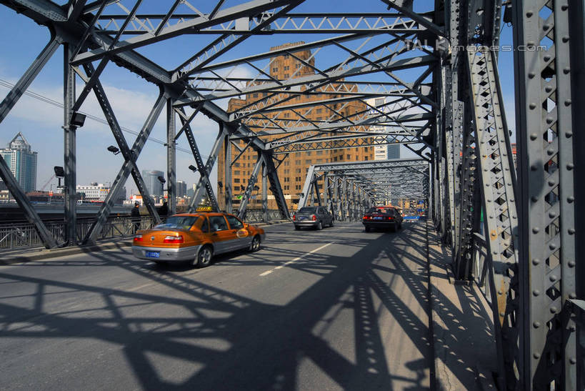 无人,高楼大厦,横图,室外,白天,正面,度假,美景,城市风光,标志建筑,城市,大厦,道路,地标,建筑,路,摩天大楼,公路,出租车,汽车,上海,中国,亚洲,阴影,光线,影子,景观,云,云朵,分界线,停车线,交通,云彩,娱乐,建设,车,蓝色,白云,蓝天,天空,阳光,交通工具,轿车,外滩,天,享受,休闲,景色,放松,晴朗,车行道,车行道分界线,申,载具,的士,标线,计程车,浦西,苏州河,外白渡桥,东亚,车行线,上海市,中华人民共和国,沪,华东地区,晴空,马路,彩图,大楼,高层建筑,高楼,摩天楼,花园桥,威尔斯桥,shzxz1