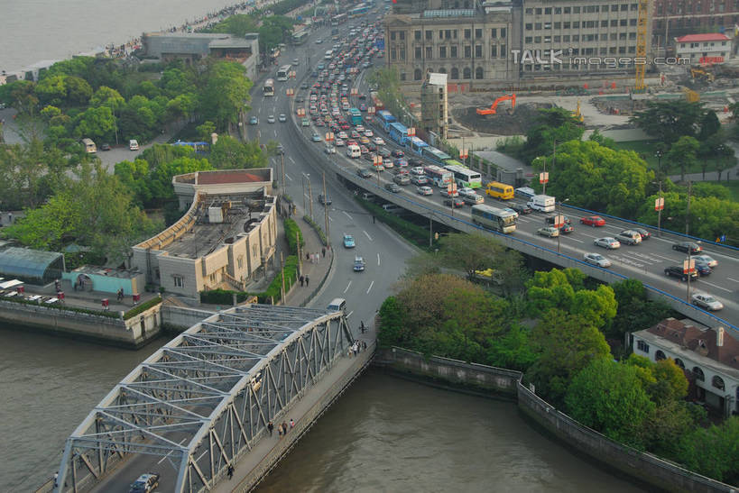 无人,高楼大厦,栏杆,横图,俯视,航拍,室外,白天,度假,河流,美景,水,植物,城市风光,标志建筑,城市,大厦,道路,地标,建筑,路,路灯,摩天大楼,公路,汽车,照明,上海,中国,亚洲,河水,景观,水流,围栏,灯光,分界线,停车线,交通,娱乐,建设,虹口区,护栏,车,灯,树,树木,绿色,自然,交通工具,轿车,外滩,享受,休闲,景色,放松,生长,成长,车行道,车行道分界线,照亮,申,照明设备,鸟瞰,载具,标线,浦西,苏州河,外白渡桥,东亚,车行线,上海市,上海邮政大楼,上海邮电大楼,上海邮政博物馆,中华人民共和国,沪,华东地区,马路,彩图,高角度拍摄,大楼,高层建筑,高楼,摩天楼,花园桥,威尔斯桥,上海邮政总局,shzxz1