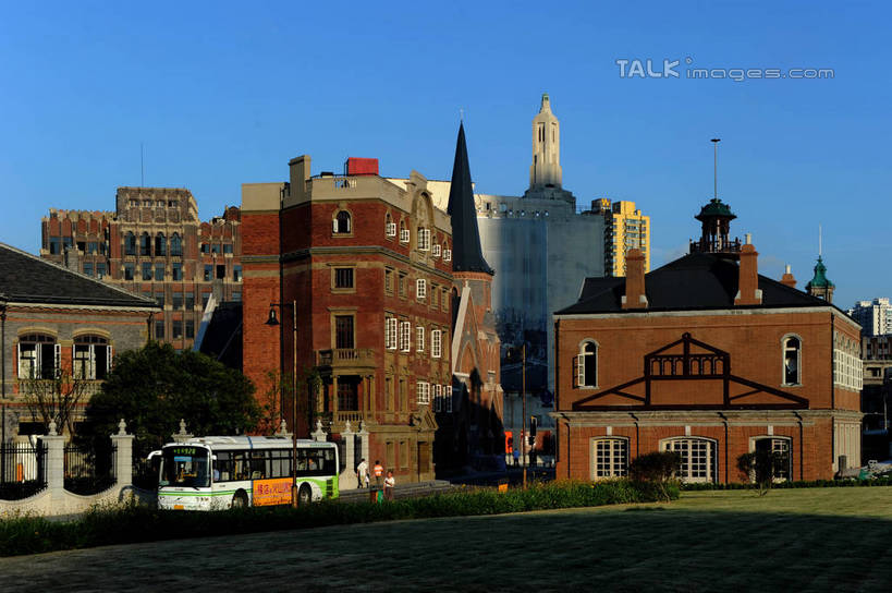 无人,高楼大厦,横图,室外,白天,正面,度假,草地,草坪,美景,植物,城市风光,标志建筑,城市,大厦,道路,地标,建筑,路,摩天大楼,公路,公共汽车,上海,中国,亚洲,阴影,光线,影子,景观,云,云朵,巴士,公交车,交通,云彩,娱乐,建设,黄浦江,车,草,树,树木,蓝色,绿色,白云,蓝天,天空,阳光,自然,交通工具,外滩,天,享受,休闲,景色,放松,生长,晴朗,成长,申,载具,黄浦区,浦西,东亚,万国建筑博览群,外滩万国建筑博览群,中山东一路,上海市,中华人民共和国,沪,华东地区,晴空,马路,彩图,大楼,高层建筑,高楼,摩天楼,黄埔滩,上海外滩,外黄埔滩,shzxz1