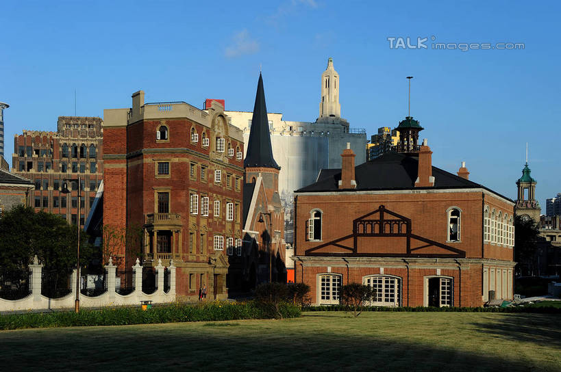 无人,高楼大厦,横图,室外,白天,正面,度假,草地,草坪,美景,植物,城市风光,标志建筑,城市,大厦,道路,地标,建筑,路,摩天大楼,公路,上海,中国,亚洲,阴影,光线,影子,景观,云,云朵,交通,云彩,娱乐,建设,黄浦江,草,树,树木,蓝色,绿色,白云,蓝天,天空,阳光,自然,外滩,天,享受,休闲,景色,放松,生长,晴朗,成长,申,黄浦区,浦西,东亚,万国建筑博览群,外滩万国建筑博览群,中山东一路,上海市,中华人民共和国,沪,华东地区,晴空,马路,彩图,大楼,高层建筑,高楼,摩天楼,黄埔滩,上海外滩,外黄埔滩,shzxz1