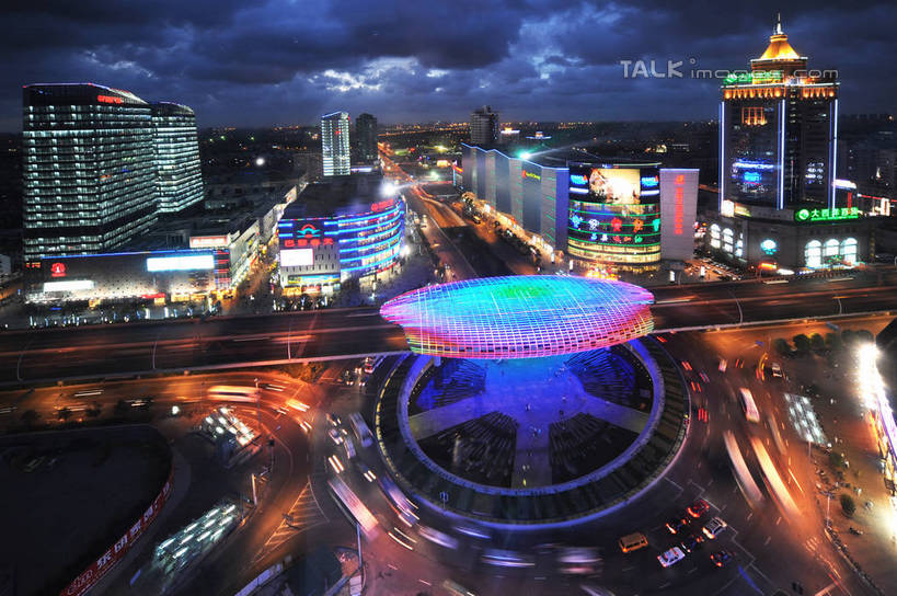 无人,高楼大厦,商店,横图,全景,俯视,航拍,彩色,室外,夜晚,长时间曝光,购物,度假,消费,美景,天际线,植物,城市风光,标志建筑,超市,城市,大厦,道路,地标,建筑,路,摩天大楼,霓虹灯,商场,夜景,公路,汽车,上海,中国,亚洲,阴影,朦胧,模糊,光线,影子,景观,灯光,分界线,七彩,停车线,交通,娱乐,光源,建设,霓虹,车,灯,树,树木,绿色,自然,交通工具,轿车,享受,休闲,景色,放松,金融,百货,生长,成长,车行道,车行道分界线,申,照明设备,鸟瞰,载具,标线,曝光,选购,贸易,百货公司,杨浦区,东亚,车行线,上海市,五角场,中华人民共和国,沪,华东地区,氖灯,血拼,马路,彩图,高角度拍摄,大楼,高层建筑,高楼,购物商场,购物中心,摩天楼,商业中心,shzxz1