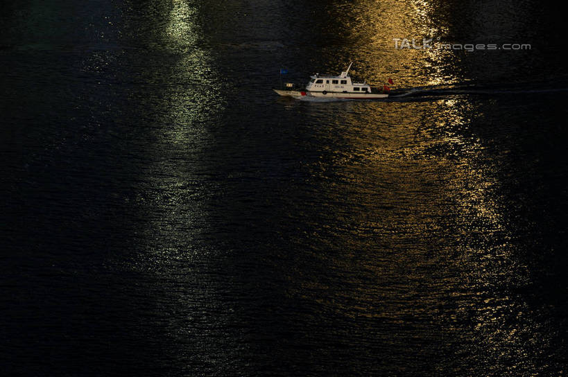 无人,横图,俯视,航拍,室外,白天,度假,河流,美景,日落,水,城市风光,城市,轮船,船,上海,中国,亚洲,阴影,波纹,光线,影子,河水,景观,水流,晚霞,霞光,落日,涟漪,背光,娱乐,黄浦江,倒影,水纹,阳光,黄昏,交通工具,波浪,享受,休闲,景色,彩霞,放松,申,倒映,鸟瞰,载具,逆光,东亚,上海市,中华人民共和国,沪,华东地区,水晕,夕照,反照,薄暮,夕阳,彩图,高角度拍摄,傍晚,春申江,斜阳,shzxz1