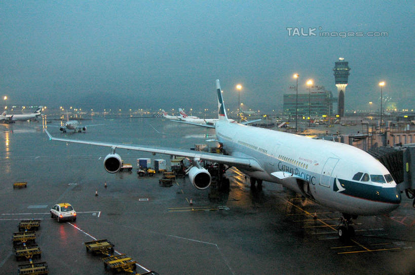 无人,高楼大厦,机场,横图,室外,白天,正面,度假,美景,城市风光,城市,大厦,飞机,飞机场,建筑,路灯,摩天大楼,照明,香港,中国,亚洲,阴影,朦胧,模糊,光线,影子,景观,灯光,交通,娱乐,航空,建设,灯,蓝色,蓝天,天空,停机坪,交通工具,天,享受,休闲,景色,放松,运输,晴朗,照亮,港,客机,照明设备,载具,东亚,香港国际机场,万里无云,香港特别行政区,港澳台,中华人民共和国,香港赤鱲角国际机场,晴空,晴空万里,彩图,大楼,高层建筑,高楼,摩天楼,shzxz1