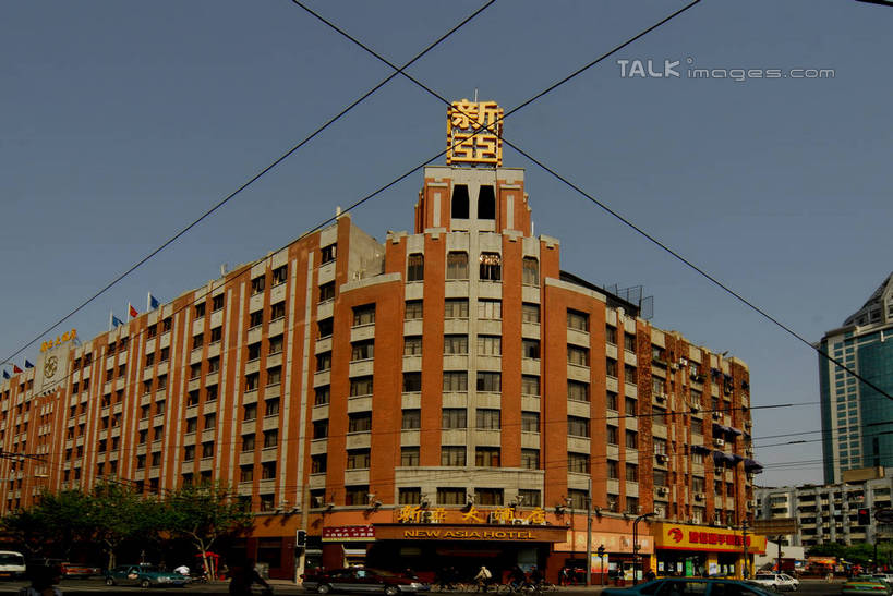 无人,宾馆,高楼大厦,横图,室外,白天,仰视,度假,美景,植物,窗户,城市风光,标志建筑,城市,大厦,道路,地标,建筑,酒店,路,摩天大楼,公路,上海,中国,亚洲,一排,许多,阴影,整齐,并列,并排,电力,光线,电线,线,影子,墙,景观,云,云朵,电能,交通,很多,线路,云彩,娱乐,建设,虹口区,玻璃窗,墙壁,墙面,树,树木,排列,蓝色,绿色,白云,蓝天,天空,阳光,自然,天,享受,休闲,景色,放松,生长,晴朗,成长,电,电源,电源线,旅社,申,队列,能量,平行,东亚,新亚大酒店,上海市,中华人民共和国,沪,华东地区,闸北区,晴空,马路,彩图,低角度拍摄,大楼,高层建筑,高楼,客店,客栈,旅店,旅馆,摩天楼,商旅,天潼路,shzxz1