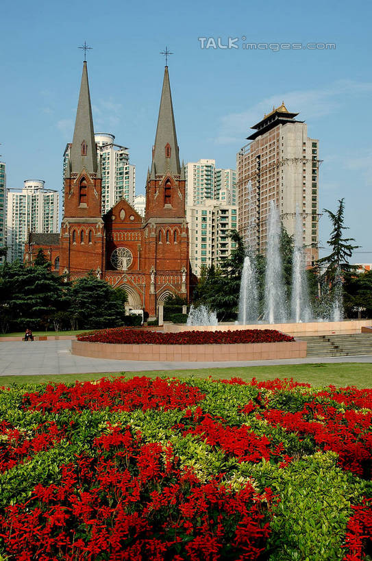 无人,高楼大厦,教堂,竖图,室外,白天,正面,度假,草地,草坪,花海,花圃,美景,植物,城市风光,标志建筑,城市,大厦,地标,建筑,摩天大楼,喷泉,叶子,上海,中国,亚洲,阴影,节日,盛开,光线,影子,景观,花蕾,文化,娱乐,建设,草,花,花瓣,花朵,花卉,鲜花,树,树木,蓝色,绿色,蓝天,天空,阳光,自然,花丛,花束,花田,天,花苞,花蕊,品味,祈祷,享受,休闲,健康,景色,放松,许愿,宗教,信仰,生长,晴朗,成长,纪念,祈求,申,基督教,天主教,水景,信念,东亚,徐家汇天主堂,徐汇区,上海市,万里无云,中华人民共和国,沪,华东地区,美观,平安,设计,晴空,晴空万里,彩图,大教堂,大楼,高层建筑,高楼,礼拜堂,摩天楼,圣依纳爵堂,圣依纳爵主教座堂,徐家汇大教堂,shzxz1