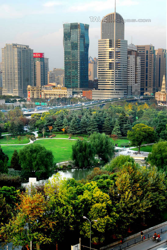 无人,高楼大厦,竖图,室外,白天,正面,度假,草地,草坪,美景,植物,城市风光,城市,大厦,道路,建筑,路,摩天大楼,上海,中国,亚洲,阴影,光线,影子,景观,云,云朵,小路,交通,云彩,娱乐,建设,草,树,树木,蓝色,绿色,白云,蓝天,天空,阳光,自然,天,享受,休闲,景色,放松,生长,晴朗,成长,申,黄浦区,卢湾区,延中绿地,东亚,静安区,延安中路,上海市,中华人民共和国,沪,华东地区,晴空,彩图,大楼,高层建筑,高楼,摩天楼,shzxz1