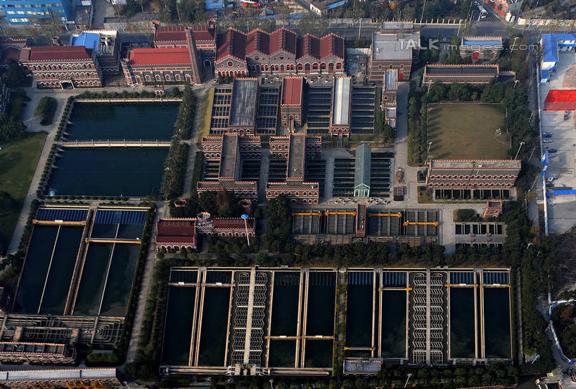 无人,家,工厂,横图,俯视,航拍,室外,白天,旅游,度假,草地,草坪,美景,植物,城市风光,标志建筑,城市,地标,建筑,上海,中国,亚洲,阴影,光线,影子,房屋,屋子,景观,公寓,娱乐,建设,虹口区,洋房,楼房,住宅,草,树,树木,绿色,阳光,自然,享受,休闲,景色,放松,工业,生长,成长,申,鸟瞰,杨浦区,东亚,上海市,杨树浦水厂,中华人民共和国,沪,华东地区,彩图,高角度拍摄,房子,制造厂,生产工厂,杨树浦路,shzxz1