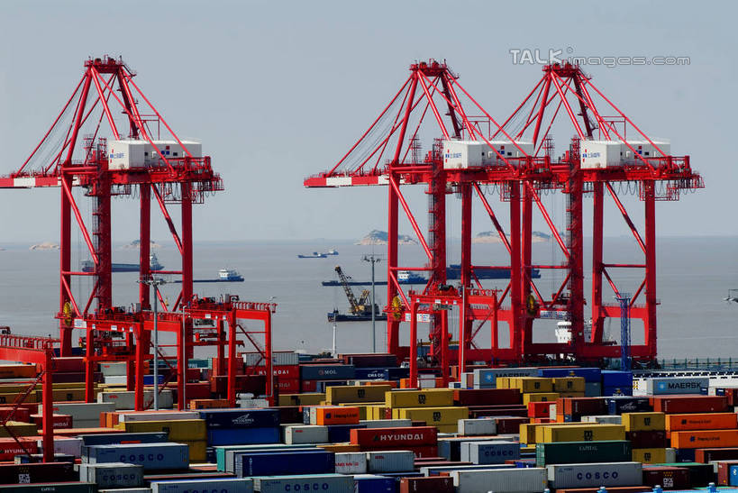 无人,码头,横图,室外,白天,正面,旅游,度假,技术,海浪,海洋,美景,标志建筑,地标,港口,建筑,中国,亚洲,阴影,光线,影子,景观,浪花,集装箱,娱乐,设备,货柜,建设,浙江,浙江省,施工,蓝色,蓝天,天空,阳光,自然,海水,箱子,天,享受,休闲,机械,起重机,旅游胜地,景色,放松,运输,晴朗,工程,自然风光,海景,东亚,物流,洋山港,洋山深水港,万里无云,中华人民共和国,华东地区,浙,舟山,舟山市,大海,风浪,海,海水的波动,近岸浪,涌浪,晴空,晴空万里,彩图,摆渡口,埠头,渡口,渡头,港湾,海港,货运码头,口岸,商港,深水港,崎岖列岛,嵊泗县,洋山镇,shzxz1