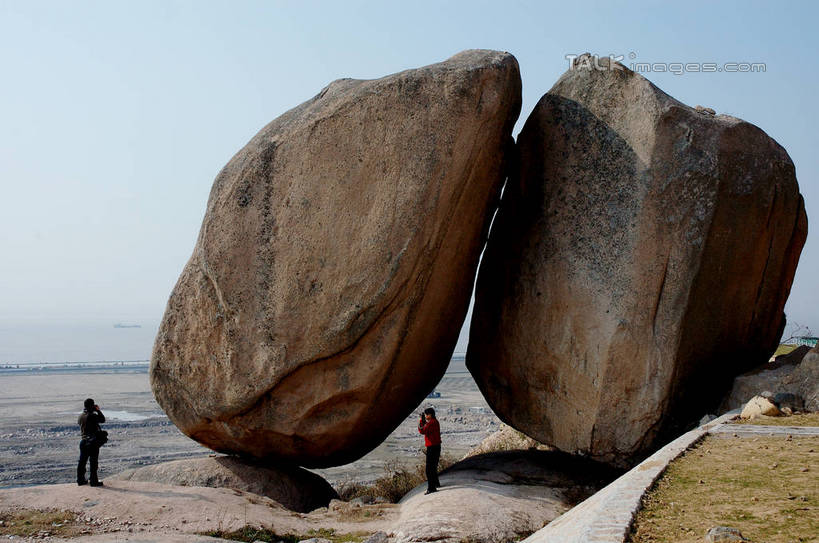 东方人,两个人,站,横图,室外,白天,正面,旅游,度假,草地,草坪,海浪,海洋,石头,美景,沙滩,植物,标志建筑,地标,建筑,中国,亚洲,行人,游客,游人,阴影,服装,光线,沙子,石子,影子,海岸,景观,浪花,沙地,注视,休闲装,黄种人,娱乐,建设,浙江,路人,旅客,草,浙江省,衣服,蓝色,绿色,蓝天,天空,阳光,自然,海水,天,观察,看,站着,享受,休闲,休闲服,旅游胜地,景色,放松,服饰,晴朗,观看,察看,关注,自然风光,海景,东亚,洋山港,洋山深水港,万里无云,中华人民共和国,华东地区,浙,舟山,舟山市,过客,男人,男性,年轻男性,年轻女性,女人,女性,亚洲人,大海,风浪,海,海水的波动,海滩,近岸浪,石块,涌浪,晴空,晴空万里,站立,彩图,全身,深水港,崎岖列岛,嵊泗县,洋山镇,shzxz1