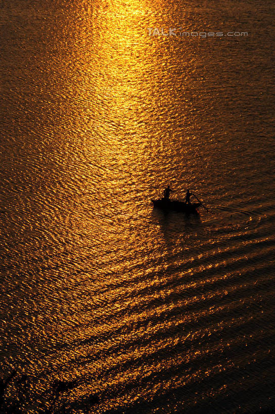 东方人,两个人,坐,竖图,俯视,室外,白天,旅游,度假,湖,湖泊,美景,日落,水,船,中国,亚洲,阴影,波纹,服装,光线,影子,湖面,景观,水流,水面,晚霞,霞光,落日,木船,涟漪,背光,休闲装,黄种人,娱乐,江苏,苏州,衣服,倒影,水纹,阳光,自然,黄昏,交通工具,波浪,湖水,享受,休闲,休闲服,景色,彩霞,放松,服饰,倒映,舟,自然风光,载具,逆光,东亚,江苏省,苏州市,昆山,阳澄湖,昆山市,中华人民共和国,华东地区,苏,水晕,夕照,反照,薄暮,鹿城,男人,男性,年轻男性,年轻女性,女人,女性,亚洲人,夕阳,坐着,彩图,高角度拍摄,全身,傍晚,常熟市,常熟,斜阳,shzxz1