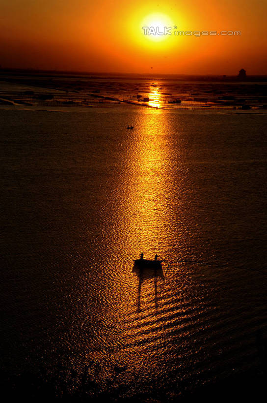 东方人,两个人,坐,竖图,俯视,室外,白天,旅游,度假,湖,湖泊,美景,日落,水,船,中国,亚洲,阴影,波纹,服装,光线,影子,湖面,景观,水流,水面,晚霞,霞光,落日,木船,涟漪,背光,休闲装,黄种人,娱乐,江苏,苏州,衣服,倒影,水纹,阳光,自然,黄昏,交通工具,波浪,湖水,享受,休闲,休闲服,景色,彩霞,放松,服饰,倒映,舟,自然风光,载具,逆光,东亚,江苏省,苏州市,昆山,阳澄湖,昆山市,中华人民共和国,华东地区,苏,水晕,夕照,反照,薄暮,鹿城,男人,男性,年轻男性,年轻女性,女人,女性,亚洲人,夕阳,坐着,彩图,高角度拍摄,全身,傍晚,常熟市,常熟,斜阳,shzxz1