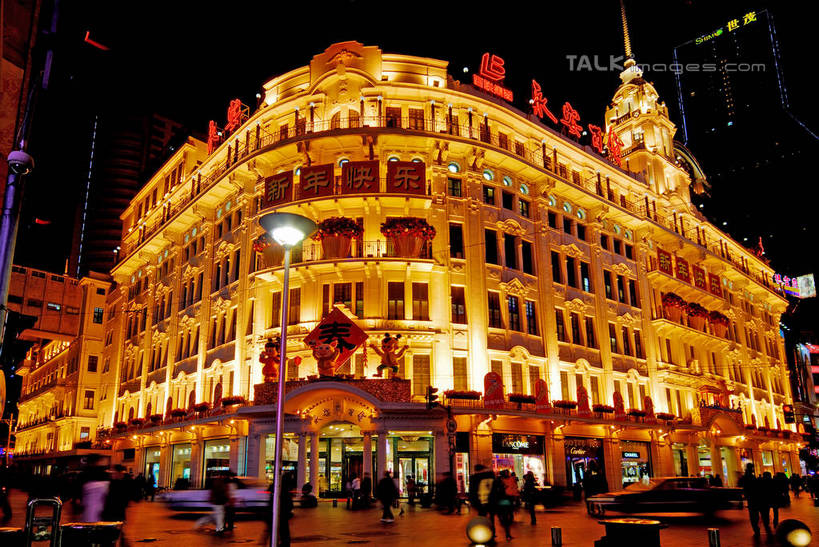 东方人,商店,走,横图,室外,夜晚,长时间曝光,仰视,购物,度假,消费,美景,雨,植物,城市风光,超市,城市,道路,路,路灯,商场,夜景,公路,照明,上海,中国,亚洲,行人,游客,游人,握,阴影,服装,朦胧,模糊,光线,伞,影子,雨伞,遮阳伞,景观,灯光,交通,许多人,拿,拿着,注视,休闲装,黄种人,娱乐,阳伞,路人,旅客,灯,树,树木,衣服,绿色,自然,南京路,观察,看,一群人,享受,休闲,休闲服,景色,放松,握着,金融,百货,服饰,永安百货,南京路步行街,生长,成长,观看,细雨,照亮,申,察看,太阳伞,照明设备,关注,曝光,选购,贸易,百货公司,黄浦区,东亚,上海市,中华人民共和国,沪,华东地区,血拼,过客,男人,男性,年轻男性,年轻女性,女人,女性,亚洲人,小雨,马路,步行,散步,走路,半身,彩图,低角度拍摄,购物商场,购物中心,商业中心,永安,shzxz1