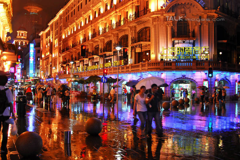 东方人,商店,走,横图,室外,夜晚,长时间曝光,仰视,购物,度假,消费,美景,雨,植物,城市风光,超市,城市,道路,路,路灯,商场,夜景,公路,照明,上海,中国,亚洲,行人,游客,游人,握,阴影,服装,朦胧,模糊,光线,伞,影子,雨伞,遮阳伞,景观,灯光,交通,许多人,拿,拿着,注视,休闲装,黄种人,娱乐,阳伞,路人,旅客,灯,树,树木,衣服,绿色,自然,南京路,观察,看,一群人,享受,休闲,休闲服,景色,放松,握着,金融,百货,服饰,永安百货,南京路步行街,生长,成长,观看,细雨,照亮,申,察看,太阳伞,照明设备,关注,曝光,选购,贸易,百货公司,黄浦区,东亚,上海市,中华人民共和国,沪,华东地区,血拼,过客,男人,男性,年轻男性,年轻女性,女人,女性,亚洲人,小雨,马路,步行,散步,走路,半身,彩图,低角度拍摄,购物商场,购物中心,商业中心,永安,shzxz1