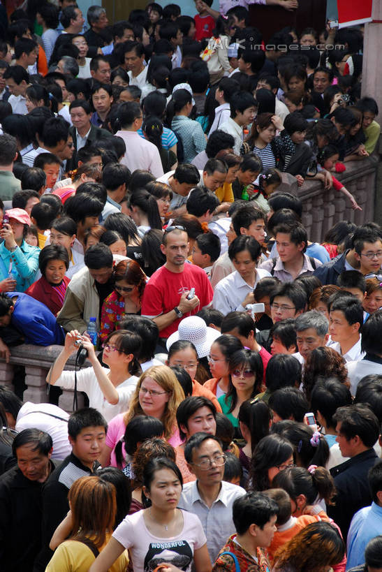 东方人,西方人,站,走,竖图,俯视,室外,白天,旅游,度假,标志建筑,地标,建筑,上海,欧洲,非洲,中国,黑人,欧洲人,亚洲,服装,许多人,注视,休闲装,黄种人,娱乐,建设,衣服,九曲桥,豫园,观察,看,站着,一群人,享受,休闲,休闲服,旅游胜地,放松,服饰,观看,申,察看,关注,黄浦区,东亚,上海市,中华人民共和国,沪,华东地区,上海九曲桥,男人,男性,年轻男性,年轻女性,女人,女性,中年男性,中年女性,白种人,非洲人,亚洲人,步行,散步,站立,走路,半身,彩图,高角度拍摄,shzxz1