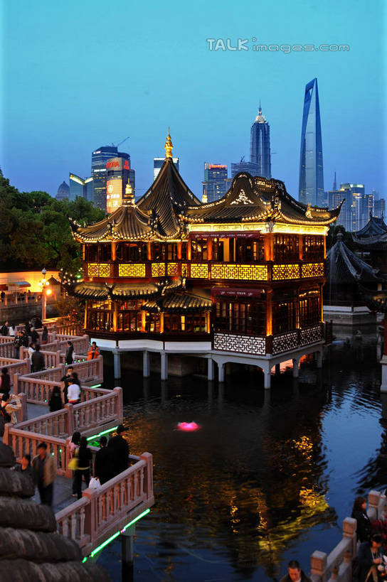 无人,高楼大厦,竖图,室外,夜晚,正面,长时间曝光,度假,美景,城市风光,标志建筑,城市,大厦,地标,建筑,摩天大楼,夜景,照明,上海,中国,亚洲,阴影,朦胧,模糊,光线,影子,景观,灯光,娱乐,建设,黄浦江,金茂大厦,浦东,灯,蓝色,蓝天,天空,九曲桥,外滩,豫园,天,享受,休闲,景色,放松,环球金融中心,晴朗,照亮,申,照明设备,手电筒,曝光,电筒,手电,国际贸易金融中心,黄浦区,金融中心,陆家嘴,陆家嘴金融中心,浦东新区,上海环球金融中心,震旦国际大楼,东亚,上海市,万里无云,中华人民共和国,沪,华东地区,上海九曲桥,晴空,晴空万里,彩图,大楼,高层建筑,高楼,摩天楼,黄埔滩,上海外滩,外黄埔滩,shzxz1