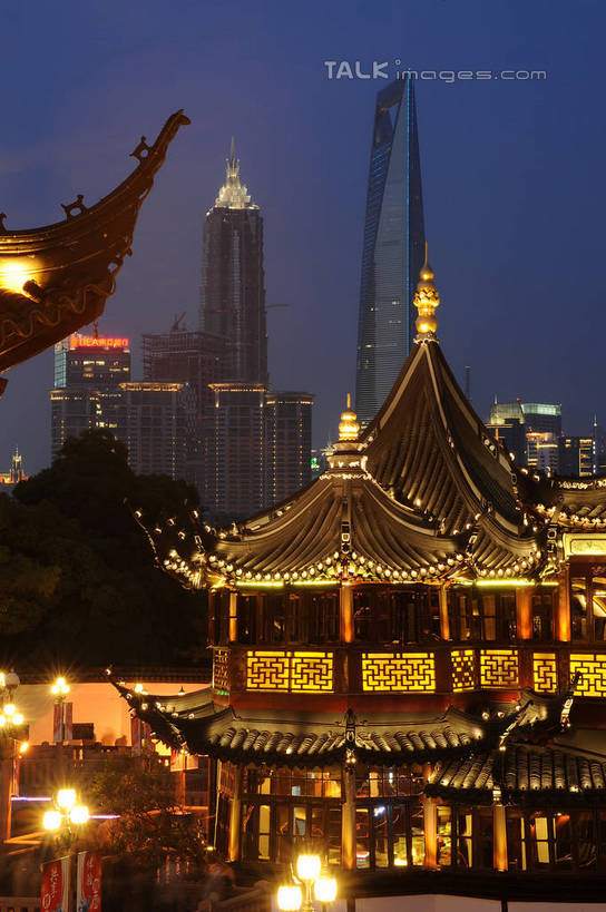 无人,高楼大厦,竖图,室外,夜晚,正面,长时间曝光,度假,美景,城市风光,标志建筑,城市,大厦,地标,建筑,摩天大楼,夜景,照明,上海,中国,亚洲,阴影,朦胧,模糊,光线,影子,景观,灯光,娱乐,建设,黄浦江,金茂大厦,浦东,灯,蓝色,蓝天,天空,九曲桥,外滩,豫园,天,享受,休闲,景色,放松,环球金融中心,晴朗,照亮,申,照明设备,手电筒,曝光,电筒,手电,国际贸易金融中心,黄浦区,金融中心,陆家嘴,陆家嘴金融中心,浦东新区,上海环球金融中心,震旦国际大楼,东亚,上海市,万里无云,中华人民共和国,沪,华东地区,上海九曲桥,晴空,晴空万里,彩图,大楼,高层建筑,高楼,摩天楼,黄埔滩,上海外滩,外黄埔滩,shzxz1