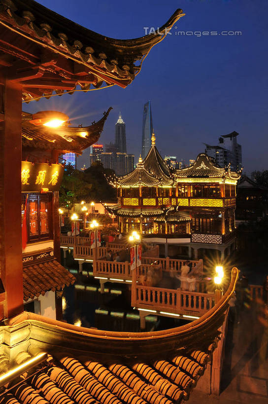 无人,高楼大厦,竖图,室外,夜晚,正面,长时间曝光,度假,美景,城市风光,标志建筑,城市,大厦,地标,建筑,摩天大楼,夜景,照明,上海,中国,亚洲,阴影,朦胧,模糊,光线,影子,景观,灯光,娱乐,建设,黄浦江,金茂大厦,浦东,灯,蓝色,蓝天,天空,九曲桥,外滩,豫园,天,享受,休闲,景色,放松,环球金融中心,晴朗,照亮,申,照明设备,手电筒,曝光,电筒,手电,国际贸易金融中心,黄浦区,金融中心,陆家嘴,陆家嘴金融中心,浦东新区,上海环球金融中心,震旦国际大楼,东亚,上海市,万里无云,中华人民共和国,沪,华东地区,上海九曲桥,晴空,晴空万里,彩图,大楼,高层建筑,高楼,摩天楼,黄埔滩,上海外滩,外黄埔滩,shzxz1