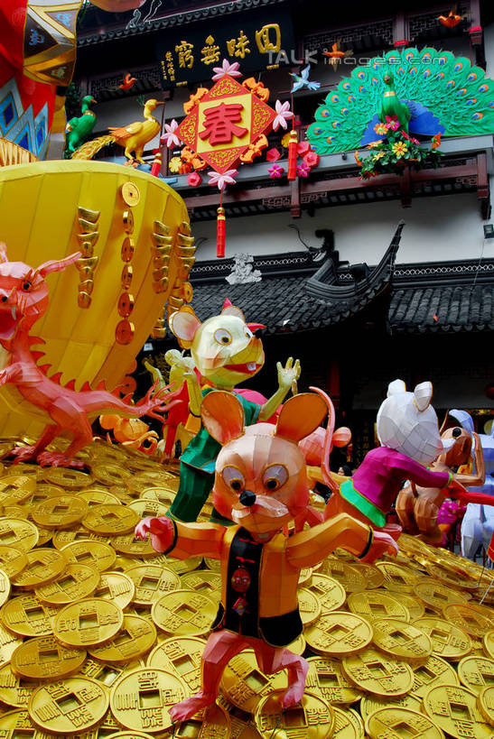 无人,竖图,室外,白天,正面,爱情,旅游,度假,奢侈,钱,名胜古迹,标志建筑,地标,建筑,照明,珠宝,雕塑,上海,中国,元宵节,亚洲,节日,庆祝,遗迹,艺术,装饰,金属,彩灯,雕刻,雕像,钱币,灯光,古迹,文化,文物,娱乐,建设,古建筑,黄金,灯,工艺品,灯具,九曲桥,豫园,庆典,享受,休闲,旅游胜地,放松,金融,花灯,灯会,经济,纪念,昂贵,照亮,美术,申,贵重,照明设备,主题,坚定,流通,陈列,贸易,信念,黄浦区,古文明,东亚,上海市,中华人民共和国,沪,华东地区,功能,美学,贵金属,约定,宝贵,上海九曲桥,货币,现金,硬币,彩图,春灯节,上元节,小正月,金子,元宝,shzxz1