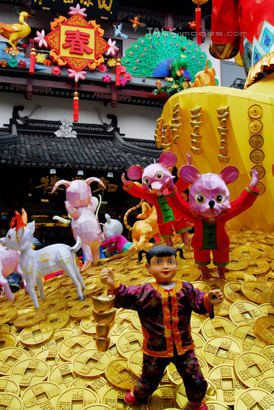 无人,竖图,室外,白天,正面,爱情,旅游,度假,奢侈,钱,名胜古迹,标志建筑,地标,建筑,照明,珠宝,雕塑,上海,中国,元宵节,亚洲,节日,庆祝,遗迹,艺术,装饰,金属,彩灯,雕刻,雕像,钱币,灯光,古迹,文化,文物,娱乐,建设,古建筑,黄金,灯,工艺品,灯具,九曲桥,豫园,庆典,享受,休闲,旅游胜地,放松,金融,花灯,灯会,经济,纪念,昂贵,照亮,美术,申,贵重,照明设备,主题,坚定,流通,陈列,贸易,信念,黄浦区,古文明,东亚,上海市,中华人民共和国,沪,华东地区,功能,美学,贵金属,约定,宝贵,上海九曲桥,货币,现金,硬币,彩图,春灯节,上元节,小正月,金子,元宝,shzxz1