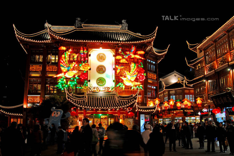 东方人,走,横图,室外,夜晚,长时间曝光,仰视,旅游,度假,名胜古迹,标志建筑,地标,建筑,夜景,照明,雕塑,上海,中国,元宵节,亚洲,行人,游客,游人,阴影,服装,节日,朦胧,模糊,庆祝,遗迹,艺术,装饰,光线,彩灯,灯笼,雕刻,雕像,影子,纸灯笼,灯光,许多人,注视,休闲装,黄种人,古迹,文化,文物,娱乐,建设,古建筑,路人,旅客,灯,衣服,工艺品,灯具,豫园,观察,看,一群人,庆典,享受,休闲,休闲服,旅游胜地,放松,服饰,花灯,灯会,观看,纪念,照亮,美术,申,察看,照明设备,关注,主题,曝光,陈列,黄浦区,古文明,东亚,上海市,中华人民共和国,沪,华东地区,功能,美学,过客,男人,男性,年轻男性,年轻女性,女人,女性,亚洲人,步行,散步,走路,半身,彩图,低角度拍摄,春灯节,上元节,小正月,shzxz1