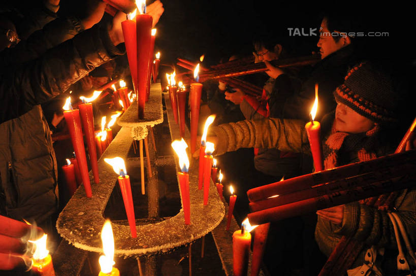 东方人,站,横图,俯视,室外,夜晚,长时间曝光,夜景,蜡烛,峨眉山,中国,亚洲,握,阴影,服装,节日,朦胧,模糊,光线,火焰,影子,烛光,烟雾,许多人,燃烧,拿,拿着,注视,休闲装,黄种人,文化,佛香,衣服,香火,香烛,点燃,观察,看,祈祷,站着,一群人,休闲,健康,休闲服,握着,许愿,宗教,服饰,信仰,四川省,烧香,观看,纪念,祈求,察看,关注,曝光,东亚,四川,中华人民共和国,西南地区,川,平安,男人,男性,年轻男性,年轻女性,女人,女性,亚洲人,站立,半身,彩图,高角度拍摄,峨眉,峨眉山市,shzxz1
