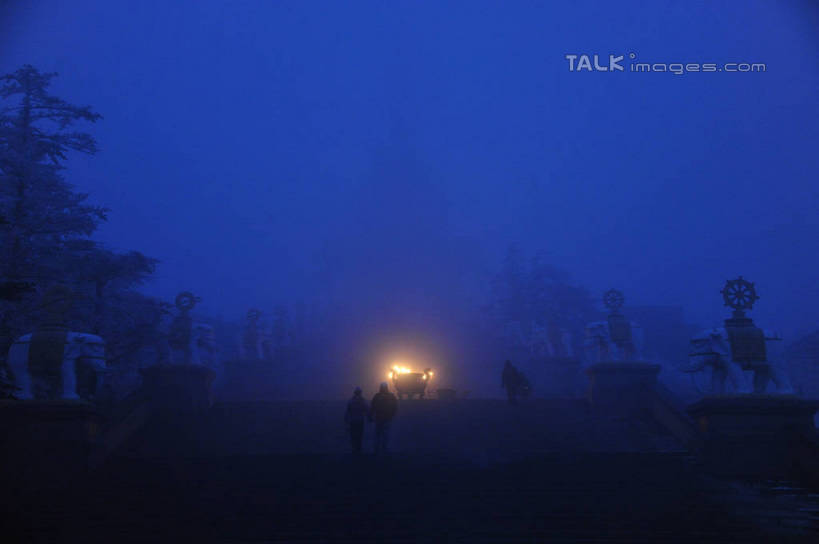 东方人,两个人,走,握手,横图,室外,夜晚,正面,爱情,旅游,度假,美景,植物,蜡烛,峨眉山,中国,亚洲,阴影,服装,节日,朦胧,模糊,光线,影子,景观,烟雾,灯光,浪漫,燃烧,休闲装,黄种人,文化,娱乐,佛香,树,树木,衣服,蓝色,绿色,蓝天,天空,自然,香火,香烛,天,祈祷,享受,休闲,健康,温暖,温馨,休闲服,景色,恩爱,放松,许愿,恋人,宗教,服饰,信仰,四川省,生长,烧香,晴朗,成长,纪念,鼎,祈求,和睦,自然风光,用具,器具,铜器,东亚,四川,万里无云,中华人民共和国,西南地区,川,青铜器,平安,男人,男性,年轻男性,年轻女性,女人,女性,亚洲人,情侣,晴空,晴空万里,步行,搀手,拉手,散步,手搀手,手拉手,手牵手,手握手,走路,彩图,全身,青铜炊器,青铜鼎,峨眉,峨眉山市,伴侣,融洽,shzxz1