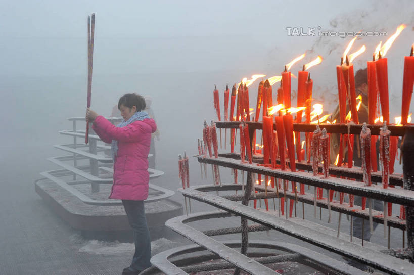 东方人,一个人,寺庙,站,横图,室外,白天,侧面,旅游,度假,雾,标志建筑,地标,建筑,蜡烛,峨眉山,中国,亚洲,仅一个年轻女性,仅一个女性,仅一个人,一排,握,阴影,服装,节日,朦胧,模糊,整齐,光线,火焰,影子,烛光,烟雾,燃烧,拿,拿着,注视,休闲装,黄种人,文化,娱乐,建设,佛香,排列,衣服,香火,香烛,庙宇,点燃,观察,看,祈祷,站着,享受,休闲,健康,休闲服,旅游胜地,放松,握着,许愿,宗教,服饰,信仰,四川省,烧香,观看,纪念,祈求,迷雾,察看,队列,关注,东亚,四川,中华人民共和国,西南地区,川,平安,年轻女性,女人,女性,亚洲人,大雾,站立,彩图,全身,庙,寺,峨眉,峨眉山市,shzxz1