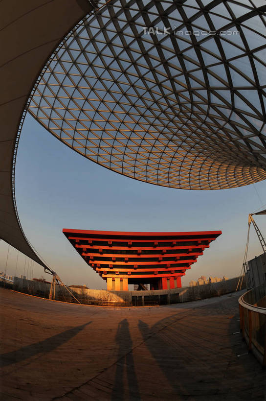 无人,竖图,室外,白天,仰视,旅游,度假,植物,标志建筑,地标,建筑,上海,中国,亚洲,阴影,光线,影子,娱乐,建设,树,树木,蓝色,绿色,蓝天,天空,阳光,自然,天,享受,休闲,上海世博馆,世博馆,世博轴,中国国家馆,上海世博会,世博,世博会,旅游胜地,放松,生长,晴朗,成长,申,中国馆,东亚,世博园,阳光谷,上海市,东方之冠,万里无云,中华人民共和国,沪,华东地区,晴空,晴空万里,彩图,低角度拍摄,shzxz1