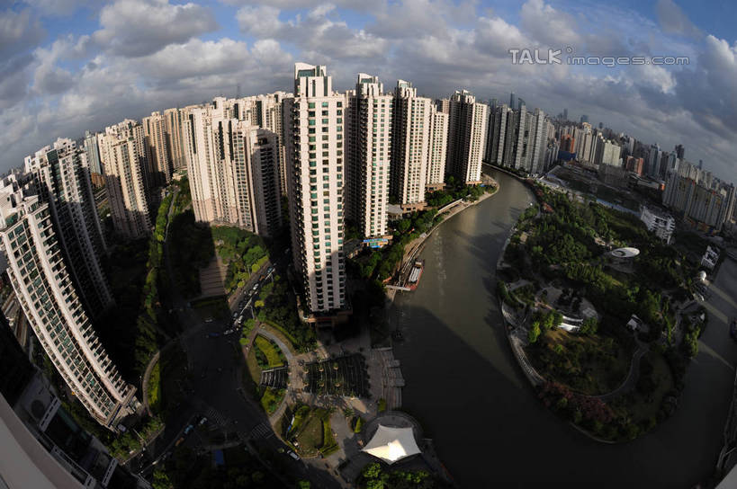 无人,高楼大厦,横图,全景,俯视,航拍,室外,白天,广角镜头,鱼眼镜头,度假,草地,草坪,河流,美景,水,天际线,植物,城市风光,城市,大厦,建筑,摩天大楼,上海,中国,亚洲,阴影,光线,影子,河水,景观,水流,云,云朵,云彩,娱乐,建设,草,树,树木,蓝色,绿色,白云,蓝天,天空,阳光,自然,天,享受,休闲,景色,放松,生长,晴朗,成长,申,鸟瞰,东亚,普陀区,中远两湾城,上海市,中华人民共和国,沪,华东地区,晴空,彩图,高角度拍摄,大楼,高层建筑,高楼,摩天楼,shzxz1