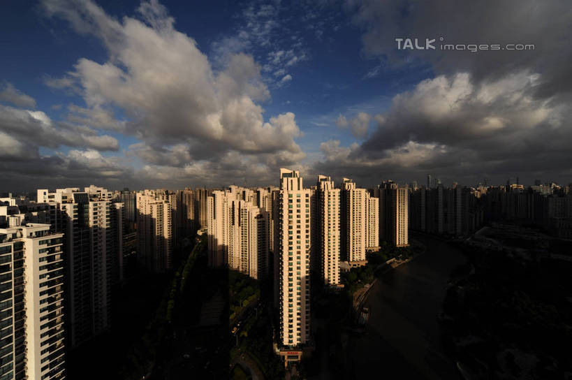 无人,高楼大厦,横图,全景,俯视,航拍,室外,白天,度假,河流,美景,水,天际线,植物,城市风光,城市,大厦,建筑,摩天大楼,上海,中国,亚洲,阴影,光线,影子,河水,景观,水流,云,云朵,云彩,娱乐,建设,树,树木,蓝色,绿色,白云,蓝天,天空,阳光,自然,天,享受,休闲,景色,放松,生长,晴朗,成长,申,鸟瞰,东亚,普陀区,中远两湾城,上海市,中华人民共和国,沪,华东地区,晴空,彩图,高角度拍摄,大楼,高层建筑,高楼,摩天楼,shzxz1
