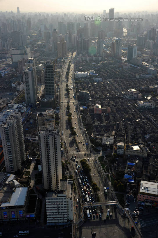 无人,家,高楼大厦,竖图,全景,俯视,航拍,室外,白天,度假,美景,天际线,植物,城市风光,城市,大厦,道路,建筑,路,路灯,摩天大楼,公路,汽车,照明,上海,中国,亚洲,阴影,光线,影子,房屋,屋子,景观,公寓,灯光,交通,拥堵,拥挤,娱乐,建设,虹口区,洋房,楼房,住宅,车,灯,树,树木,绿色,阳光,自然,交通工具,轿车,享受,休闲,景色,放松,生长,成长,照亮,堵车,塞车,申,照明设备,鸟瞰,载具,杨浦区,东亚,上海市,周家嘴路,中华人民共和国,沪,华东地区,马路,彩图,高角度拍摄,房子,大楼,高层建筑,高楼,摩天楼,shzxz1