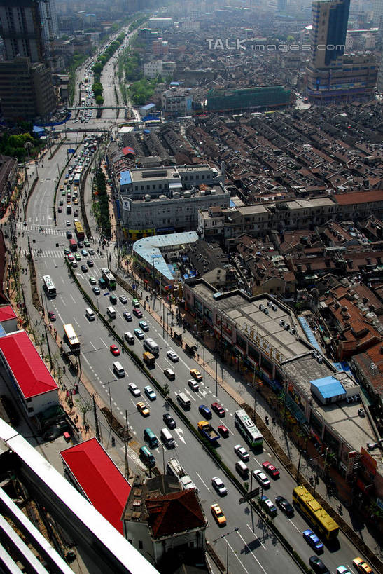 无人,家,高楼大厦,竖图,全景,俯视,航拍,室外,白天,度假,美景,天际线,植物,城市风光,城市,大厦,道路,建筑,路,路灯,摩天大楼,公路,汽车,照明,上海,中国,亚洲,阴影,光线,影子,房屋,屋子,景观,公寓,灯光,交通,拥堵,拥挤,娱乐,建设,虹口区,洋房,楼房,住宅,车,灯,树,树木,绿色,阳光,自然,交通工具,轿车,享受,休闲,景色,放松,生长,成长,照亮,堵车,塞车,申,照明设备,鸟瞰,载具,杨浦区,东亚,上海市,周家嘴路,中华人民共和国,沪,华东地区,马路,彩图,高角度拍摄,房子,大楼,高层建筑,高楼,摩天楼,shzxz1