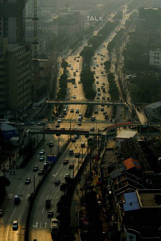 无人,高楼大厦,竖图,俯视,航拍,室外,白天,度假,美景,日落,植物,城市风光,城市,大厦,道路,建筑,路,路灯,摩天大楼,公路,汽车,照明,上海,中国,亚洲,阴影,光线,影子,景观,晚霞,霞光,落日,灯光,交通,拥堵,拥挤,娱乐,建设,虹口区,车,灯,树,树木,绿色,阳光,自然,黄昏,交通工具,轿车,享受,休闲,景色,彩霞,放松,生长,成长,照亮,堵车,塞车,申,照明设备,鸟瞰,载具,杨浦区,东亚,上海市,周家嘴路,中华人民共和国,沪,华东地区,夕照,薄暮,夕阳,马路,彩图,高角度拍摄,傍晚,大楼,高层建筑,高楼,摩天楼,斜阳,shzxz1