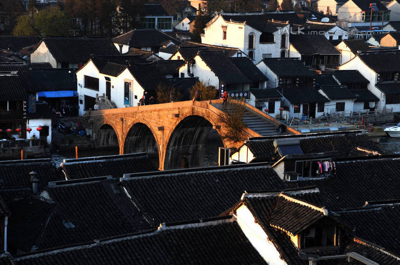 无人,家,横图,室外,白天,正面,旅游,度假,河流,名胜古迹,水,植物,标志建筑,地标,建筑,桥梁,上海,中国,亚洲,阴影,遗迹,光线,影子,房屋,屋子,河水,水流,桥,古迹,文物,娱乐,建设,古建筑,石桥,楼房,拱桥,住宅,树,树木,绿色,阳光,自然,享受,休闲,旅游胜地,放松,朱家角,拱形,生长,成长,人行桥,石拱桥,申,青浦区,古文明,东亚,淀山湖,上海市,朱家角镇,中华人民共和国,沪,华东地区,朱家角古镇,淀山湖风景区,彩图,房子,shzxz1