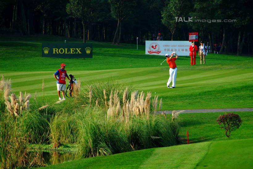 东方人,公园,站,横图,室外,白天,正面,运动服,旅游,度假,草地,草坪,美景,植物,上海,中国,亚洲,握,阴影,服装,光线,高尔夫,高尔夫球,影子,景观,许多人,拿,拿着,黄种人,娱乐,草,树,树木,衣服,绿色,阳光,自然,站着,一群人,享受,休闲,景色,放松,握着,服饰,生长,成长,申,高尔夫球杆,国家公园,衣着,穿着,自然风光,东亚,佘山,高尔夫运动,高尔夫球具,松江区,上海市,中华人民共和国,沪,华东地区,衣饰,高尔夫球运动,男人,男性,年轻男性,年轻女性,女人,女性,亚洲人,站立,彩图,全身,上海佘山国际高尔夫俱乐部,佘山国家森林公园,运动装,shzxz1