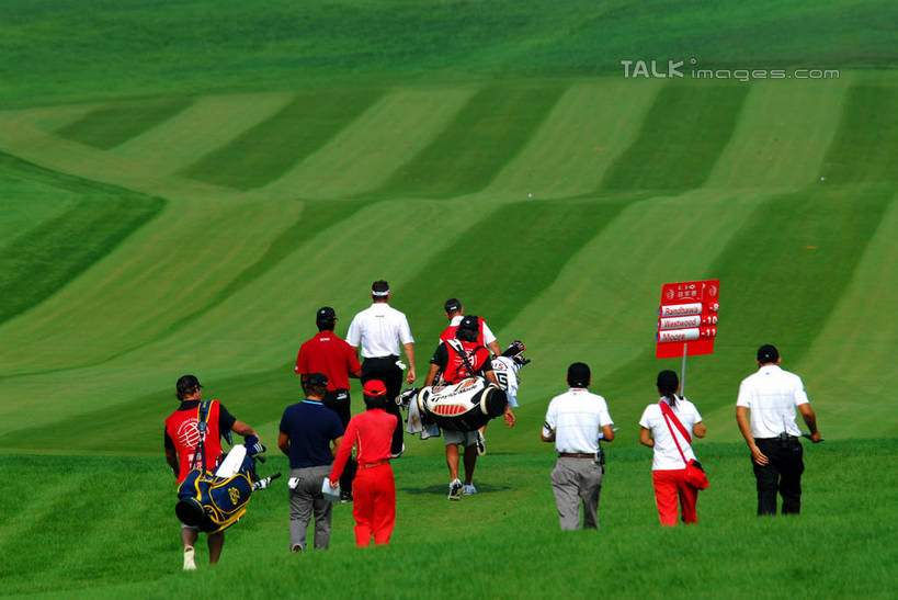 东方人,公园,站,走,横图,室外,白天,运动服,旅游,度假,草地,草坪,美景,植物,上海,中国,亚洲,握,阴影,服装,光线,高尔夫,高尔夫球,影子,景观,许多人,拿,拿着,黄种人,娱乐,草,背面,衣服,绿色,阳光,自然,站着,一群人,享受,休闲,景色,放松,握着,服饰,申,高尔夫球杆,国家公园,衣着,穿着,自然风光,东亚,佘山,高尔夫运动,高尔夫球具,松江区,上海市,中华人民共和国,沪,华东地区,衣饰,高尔夫球运动,男人,男性,年轻男性,年轻女性,女人,女性,亚洲人,步行,散步,站立,走路,彩图,全身,上海佘山国际高尔夫俱乐部,佘山国家森林公园,运动装,shzxz1