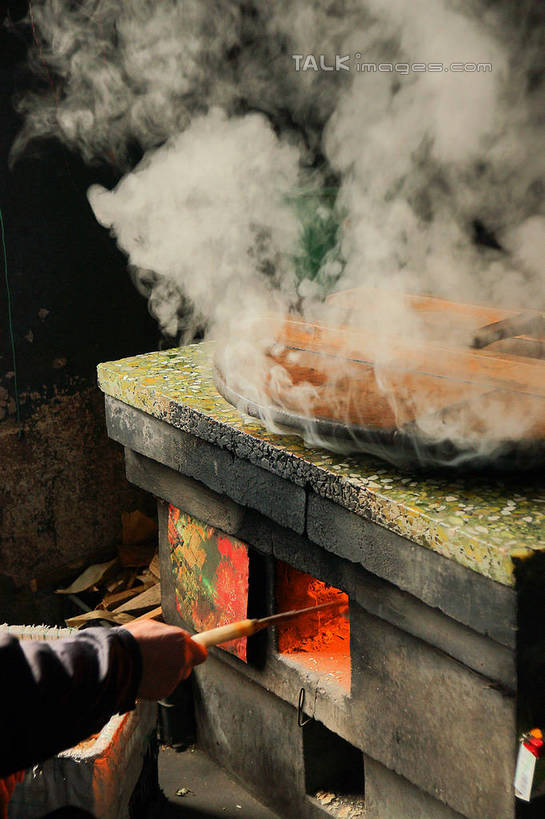 东方人,手,一个人,坐,竖图,俯视,室内,特写,白天,烹饪,雾,厨房,厨具,金属制品,亚洲,仅一个女性,仅一个人,一堆,许多,握,阴影,堆叠,堆积,沸腾,朦胧,模糊,破旧,光线,金属,蒸汽,锅子,火焰,木材,影子,墙,灶台,炉灶,水蒸气,雾气,拿,拿着,黄种人,锅,墙壁,墙面,木柴,阳光,仅一个中年女性,手部,握着,木料,火钳,锅具,堆,单手,气体,烹饪用具,蒸发,锅灶,柴禾,女人,女性,中年女性,亚洲人,烹调用具,烹调,坐着,半身,彩图,高角度拍摄,灶间,shzyn1