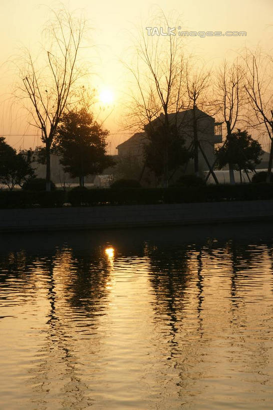 无人,家,竖图,室外,白天,正面,旅游,度假,日出,河流,美景,水,太阳,植物,上海,中国,亚洲,波纹,房屋,屋子,河水,景观,水流,朝霞,晨曦,黎明,涟漪,背光,娱乐,楼房,住宅,树,树木,绿色,倒影,水纹,阳光,自然,波浪,享受,休闲,景色,放松,奉贤区,生长,成长,申,自然风光,逆光,东亚,上海市,中华人民共和国,沪,华东地区,水晕,反照,朝阳,彩图,卯时,破晓,日始,房子,shzyn1