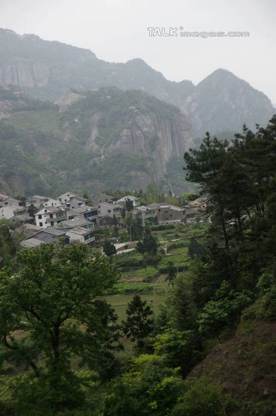 无人,家,竖图,俯视,室外,白天,旅游,度假,石头,美景,森林,山,山脉,树林,植物,道路,路,楠溪江,中国,亚洲,石子,房屋,屋子,景观,山峰,小路,交通,山峦,娱乐,浙江,楼房,住宅,树,树木,浙江省,绿色,天空,自然,群山,天,享受,休闲,景色,放松,乡间小路,生长,成长,自然风光,东亚,永嘉,中华人民共和国,华东地区,浙,温州,温州市,石块,彩图,高角度拍摄,房子,永嘉县,shzyn1