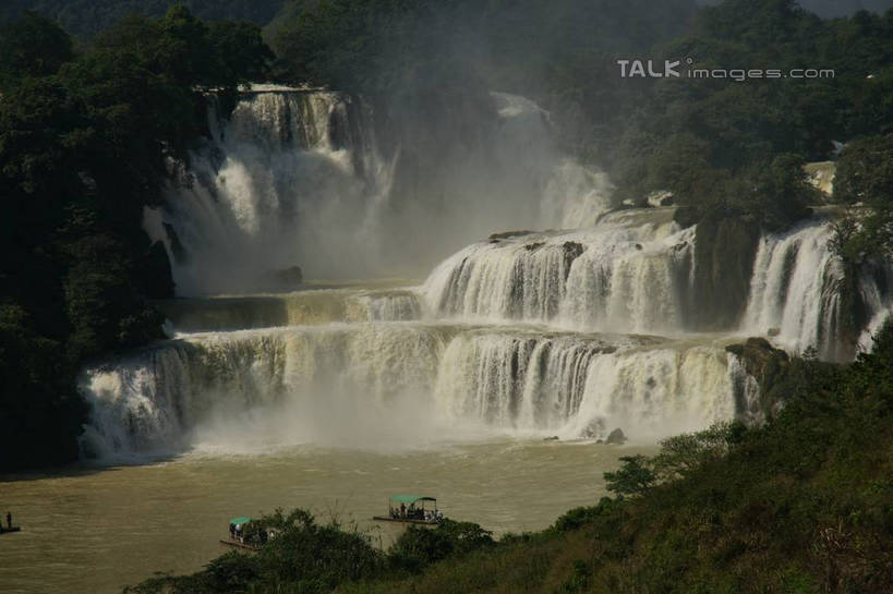 无人,横图,室外,白天,正面,旅游,度假,河流,美景,瀑布,森林,山,山脉,树林,水,植物,中国,亚洲,阴影,飞溅,溅,光线,液体,影子,河水,景观,山峰,水滴,水流,山峦,娱乐,水珠,树,树木,绿色,阳光,自然,群山,享受,休闲,景色,放松,生长,成长,广西,喷洒,自然风光,东亚,德天瀑布,广西壮族自治区,德天跨国大瀑布,中华人民共和国,桂,华南地区,崇左,崇左市,大新,大新县,硕龙镇,跌水,彩图,shzyn1