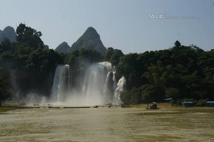 无人,横图,室外,白天,正面,旅游,度假,河流,美景,瀑布,森林,山,山脉,树林,水,植物,中国,亚洲,阴影,飞溅,溅,光线,液体,影子,河水,景观,山峰,水滴,水流,山峦,娱乐,水珠,树,树木,蓝色,绿色,蓝天,天空,阳光,自然,群山,天,享受,休闲,景色,放松,生长,晴朗,成长,广西,喷洒,自然风光,东亚,万里无云,德天瀑布,广西壮族自治区,德天跨国大瀑布,中华人民共和国,桂,华南地区,崇左,崇左市,大新,大新县,硕龙镇,跌水,晴空,晴空万里,彩图,shzyn1