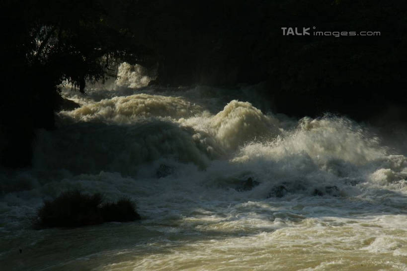 无人,横图,俯视,室外,白天,旅游,度假,河流,美景,瀑布,水,中国,亚洲,阴影,飞溅,溅,光线,液体,影子,河水,景观,水滴,水流,娱乐,水珠,阳光,自然,享受,休闲,景色,放松,广西,喷洒,自然风光,东亚,德天瀑布,广西壮族自治区,德天跨国大瀑布,中华人民共和国,桂,华南地区,崇左,崇左市,大新,大新县,硕龙镇,跌水,彩图,高角度拍摄,shzyn1