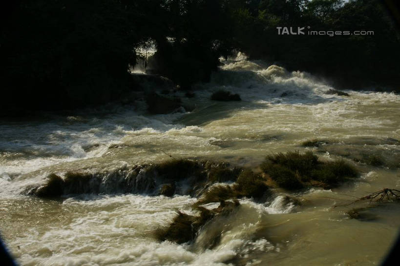 无人,横图,俯视,室外,白天,旅游,度假,河流,美景,瀑布,水,植物,中国,亚洲,阴影,飞溅,溅,光线,液体,影子,河水,景观,水滴,水流,娱乐,水珠,树,树木,绿色,阳光,自然,享受,休闲,景色,放松,生长,成长,广西,喷洒,自然风光,东亚,德天瀑布,广西壮族自治区,德天跨国大瀑布,中华人民共和国,桂,华南地区,崇左,崇左市,大新,大新县,硕龙镇,跌水,彩图,高角度拍摄,shzyn1