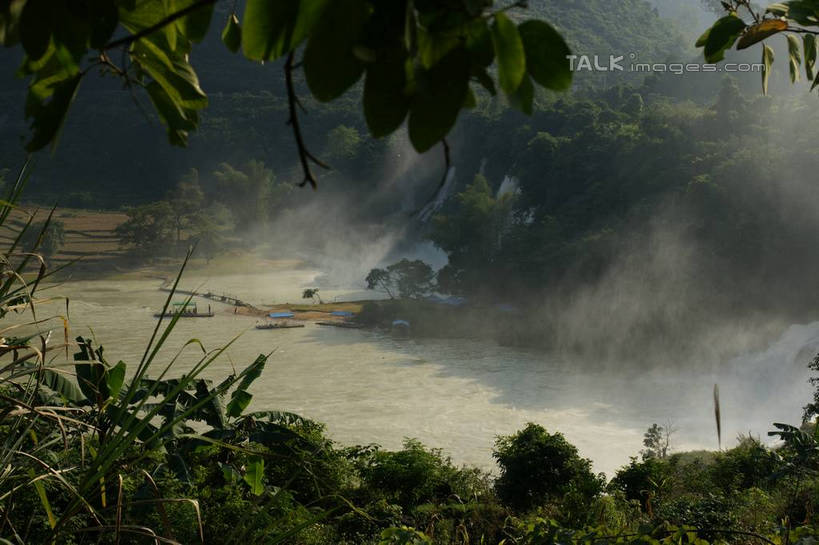 无人,横图,室外,白天,正面,旅游,度假,河流,美景,瀑布,森林,山,山脉,树林,水,植物,中国,亚洲,阴影,飞溅,溅,光线,液体,影子,河水,景观,山峰,水滴,水流,山峦,娱乐,水珠,树,树木,绿色,阳光,自然,群山,享受,休闲,景色,放松,生长,成长,广西,喷洒,自然风光,东亚,德天瀑布,广西壮族自治区,德天跨国大瀑布,中华人民共和国,桂,华南地区,崇左,崇左市,大新,大新县,硕龙镇,跌水,彩图,shzyn1