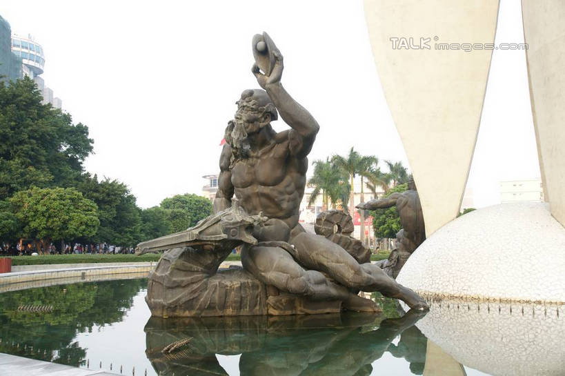 无人,高楼大厦,横图,室外,白天,正面,度假,草地,草坪,美景,植物,城市风光,标志建筑,城市,大厦,地标,建筑,摩天大楼,喷泉,雕塑,中国,亚洲,艺术,装饰,雕刻,雕像,景观,文化,娱乐,建设,石雕,草,树,树木,绿色,天空,自然,工艺品,天,品味,享受,休闲,景色,放松,生长,成长,纪念,广西,美术,主题,水景,陈列,东亚,北海,广西壮族自治区,中华人民共和国,桂,华南地区,北海市,功能,美学,美观,设计,彩图,大楼,高层建筑,高楼,摩天楼,shzyn1