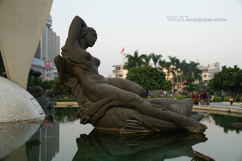 无人,高楼大厦,横图,室外,白天,正面,度假,草地,草坪,美景,植物,城市风光,标志建筑,城市,大厦,地标,建筑,摩天大楼,喷泉,雕塑,中国,亚洲,艺术,装饰,雕刻,雕像,景观,文化,娱乐,建设,石雕,草,树,树木,绿色,天空,自然,工艺品,天,品味,享受,休闲,景色,放松,生长,成长,纪念,广西,美术,主题,水景,陈列,东亚,北海,广西壮族自治区,中华人民共和国,桂,华南地区,北海市,功能,美学,美观,设计,彩图,大楼,高层建筑,高楼,摩天楼,shzyn1