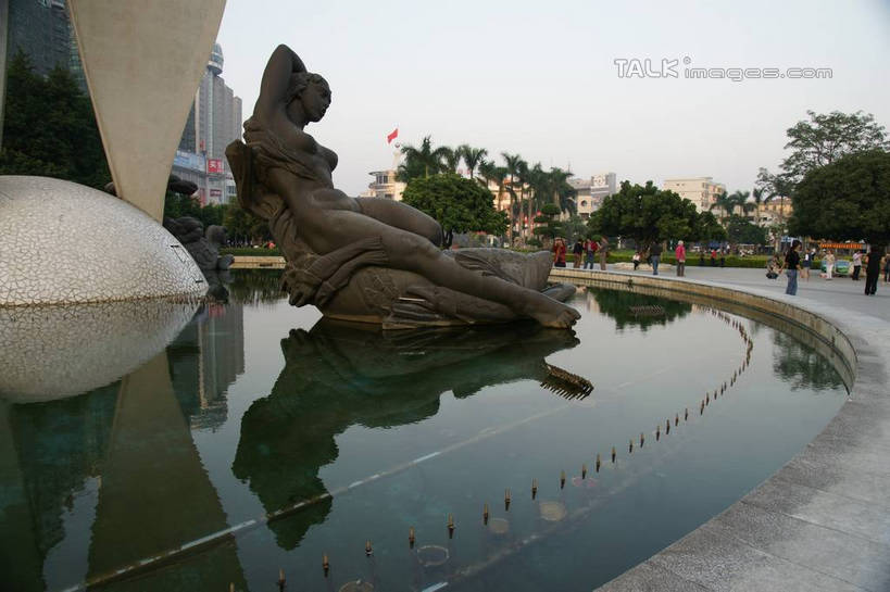 无人,高楼大厦,横图,室外,白天,正面,度假,草地,草坪,美景,植物,城市风光,标志建筑,城市,大厦,地标,建筑,摩天大楼,喷泉,雕塑,中国,亚洲,艺术,装饰,雕刻,雕像,景观,文化,娱乐,建设,石雕,草,树,树木,绿色,天空,自然,工艺品,天,品味,享受,休闲,景色,放松,生长,成长,纪念,广西,美术,主题,水景,陈列,东亚,北海,广西壮族自治区,中华人民共和国,桂,华南地区,北海市,功能,美学,美观,设计,彩图,大楼,高层建筑,高楼,摩天楼,shzyn1