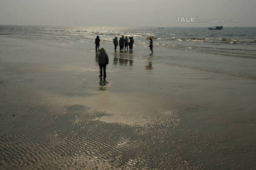 东方人,站,横图,室外,白天,正面,旅游,度假,海浪,海洋,美景,沙滩,船,中国,亚洲,行人,游客,游人,服装,沙子,海岸,景观,浪花,水平线,辽阔,木船,海平线,沙地,许多人,休闲装,黄种人,娱乐,路人,旅客,衣服,天空,自然,海水,交通工具,天,站着,一群人,享受,休闲,广阔,休闲服,景色,放松,服饰,广西,一望无际,舟,自然风光,载具,海景,东亚,北海,广西壮族自治区,中华人民共和国,桂,华南地区,北海市,北海银滩,无边无际,一马平川,过客,男人,男性,年轻男性,年轻女性,女人,女性,亚洲人,大海,风浪,海,海水的波动,海滩,近岸浪,涌浪,站立,彩图,全身,水天相接,水天一线,shzyn1